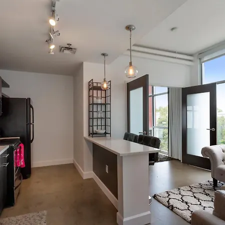 5M307- Elegant Condo With Rooftop Deck